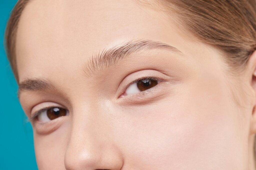 Close-up of glowy skin using a skincare makeup hybrid foundation — Skincare makeup hybrid glow